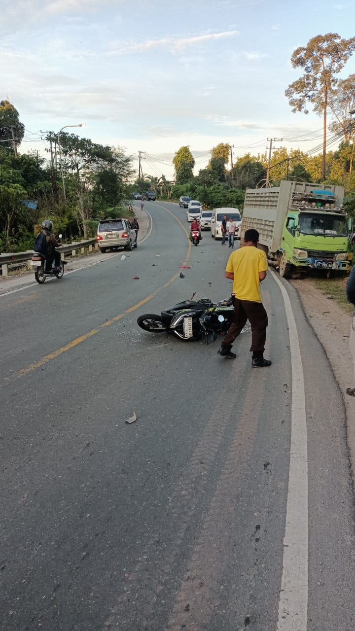 Larut di Tikungan,  Pemuda Tewas di Kolong Truk