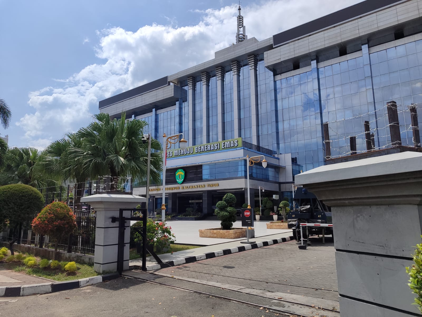 Hadapi Demo 214, Pemasangan Kawat Berduri Disebut Terlalu Berlebihan