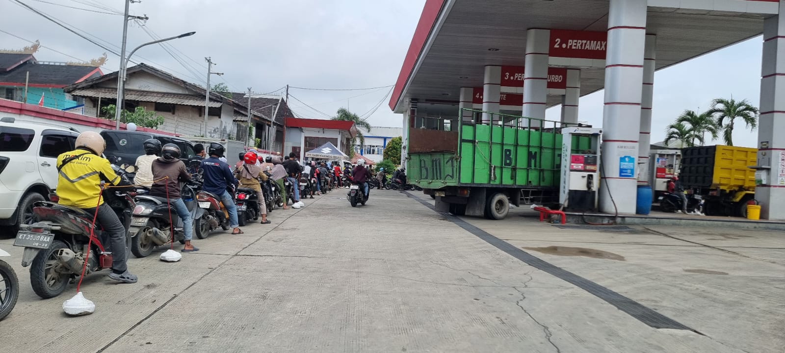Warning, Penunggak Pajak dan Belum KIR Kendaraan Terancam Tak Bisa Isi BBM Subsidi