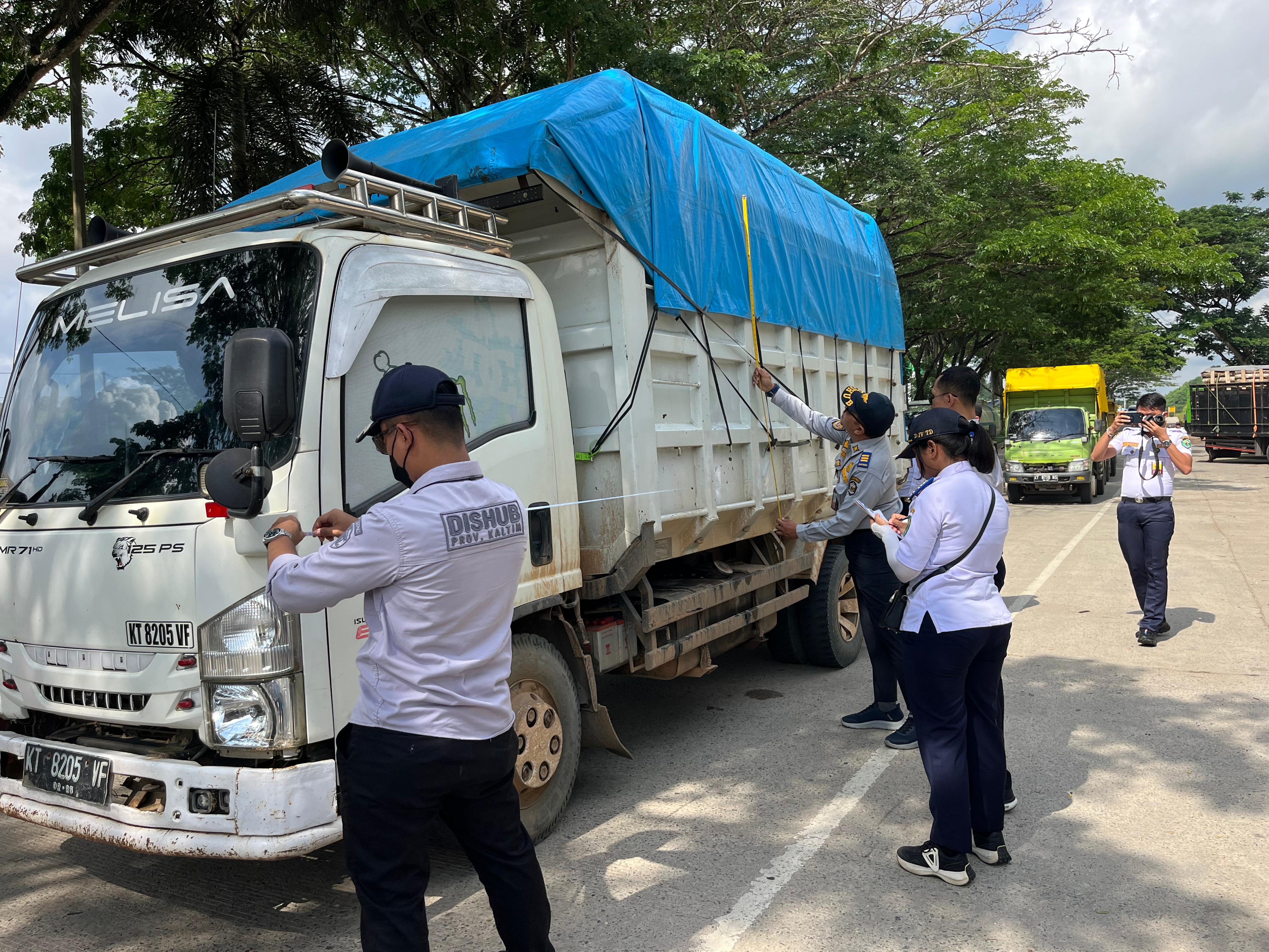 Dishub Kaltim Gelar Razia di Palaran, Puluhan Kendaraan ODOL Ditindak