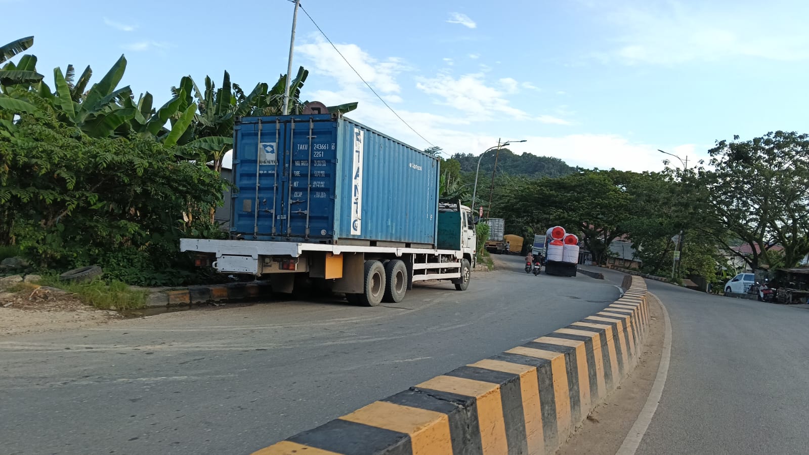 Kerap Ditertibkan, Parkir Truk Liar Masih Terjadi, Bikin Warga dan Pengguna Jalan Resah