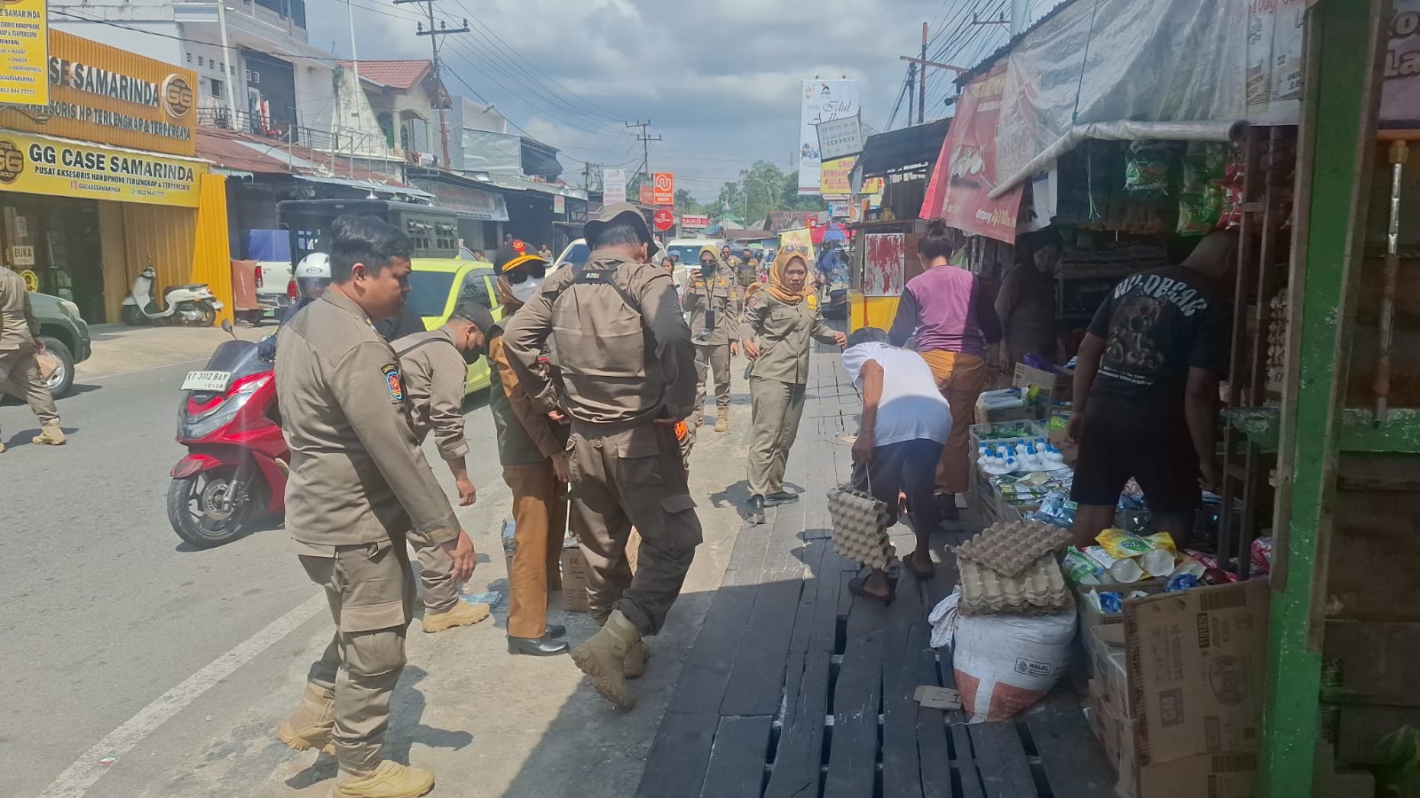 Teguran Tak Diindahkan, Satpol PP Berangus Pedagang di Jalan Cendana