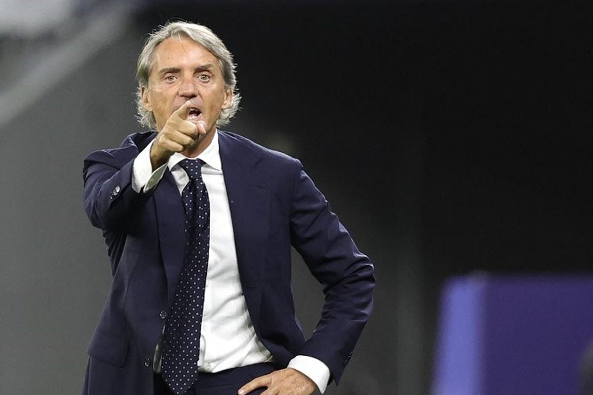 Dipercaya Lagi Tangani Gli Azzuri, Roberto Mancini Di-Support Cesc Fabregas