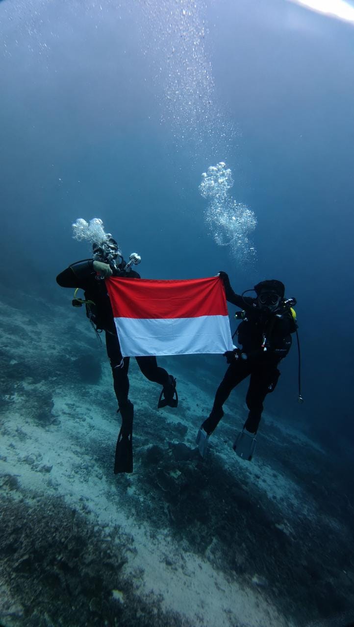 Usung Tema Cinta Maratua, Berau Divers Kibarkan Merah Putih di Dasar Laut