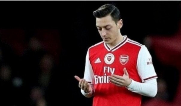 Mesut Ozil, Dikucilkan Arsenal setelah Bahas Muslim Uighur
