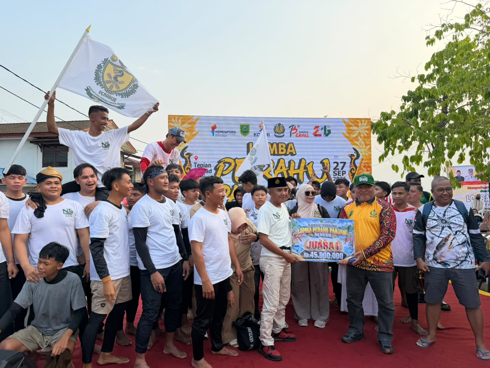 Ribuan Warga Padati Tepian Sungai Segah, Tradisi Perahu Panjang Tetap Eksis