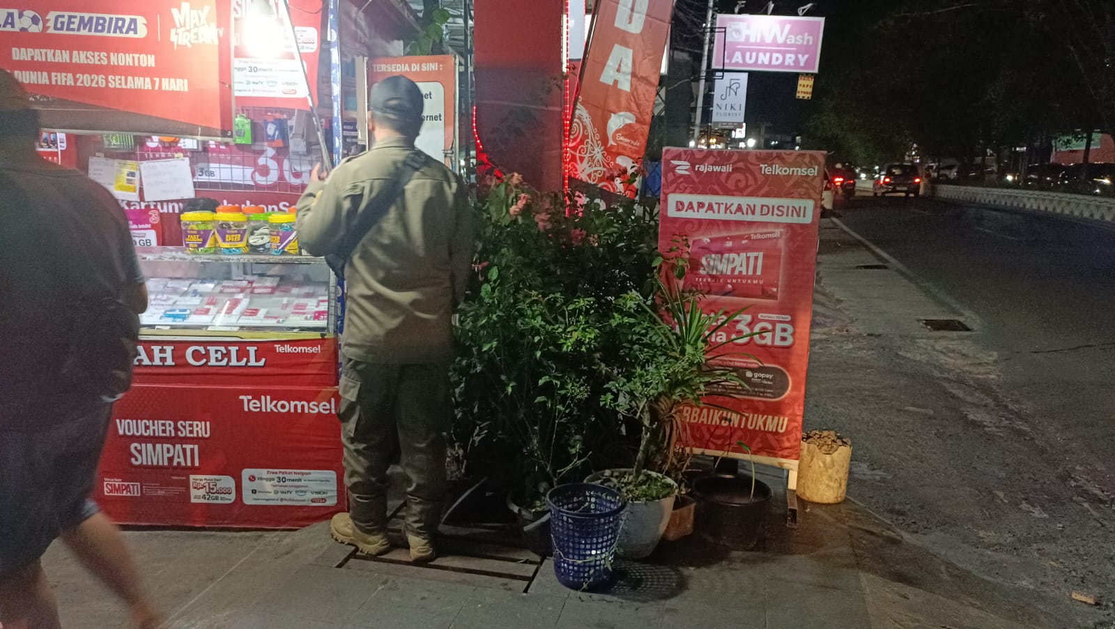 Trotoar Jadi Tempat Banner, Satpol PP Beri Peringatan Keras