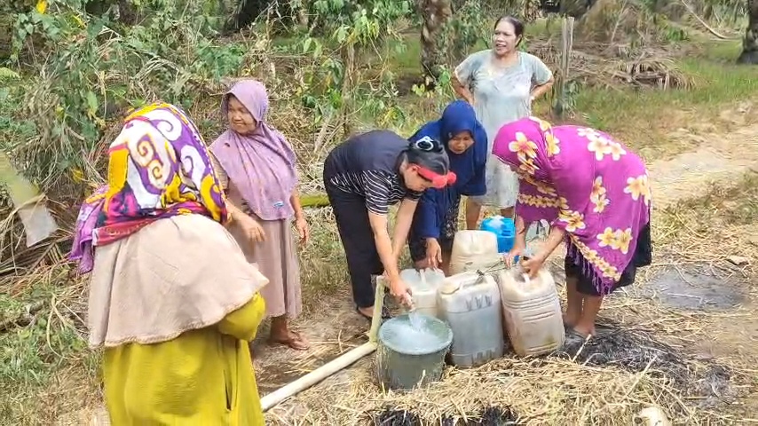 Krisis Air Bersih di Muang Dalam, Warga Berebut Bantuan