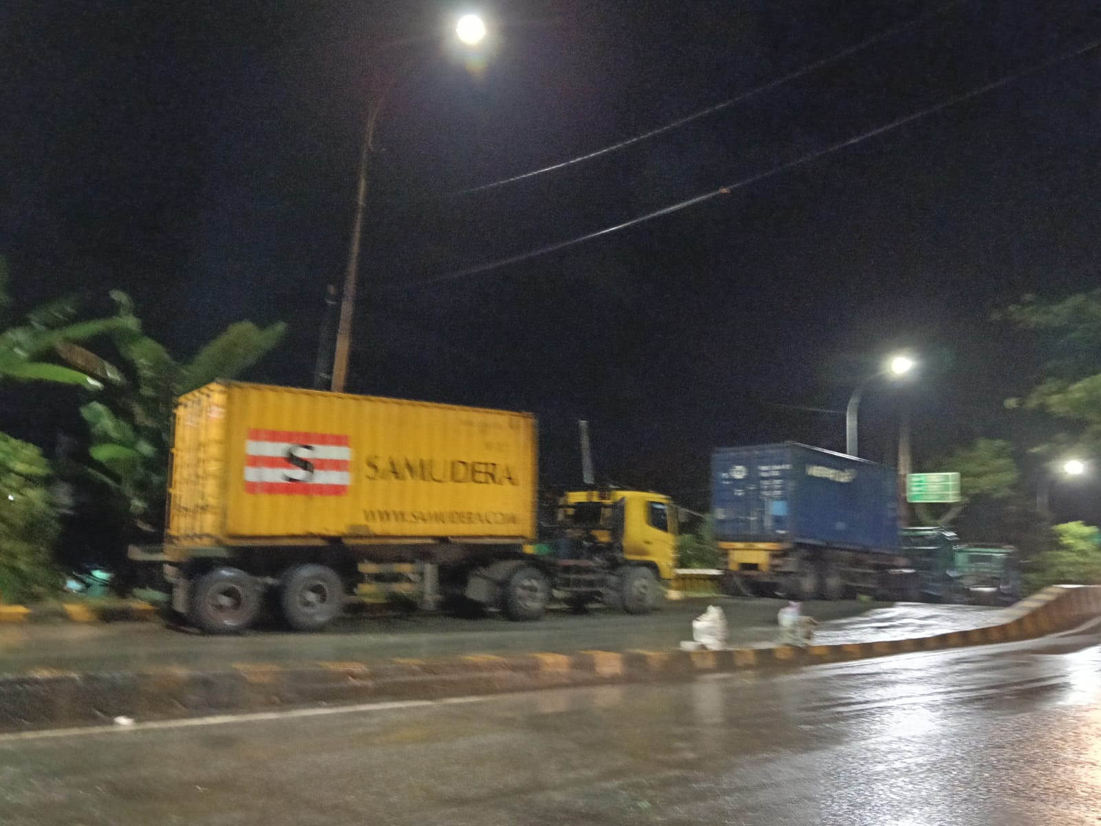 Truk Parkir Sembarangan di Wilayah Jembatan Mahulu, Padahal Sudah Sering Ditertibkan