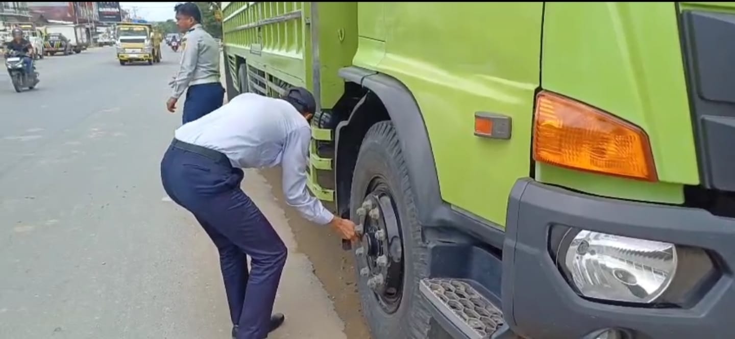 Petugas Kempeskan Ban Truk Antre Solar  di Poros Bontang dan PM Noor