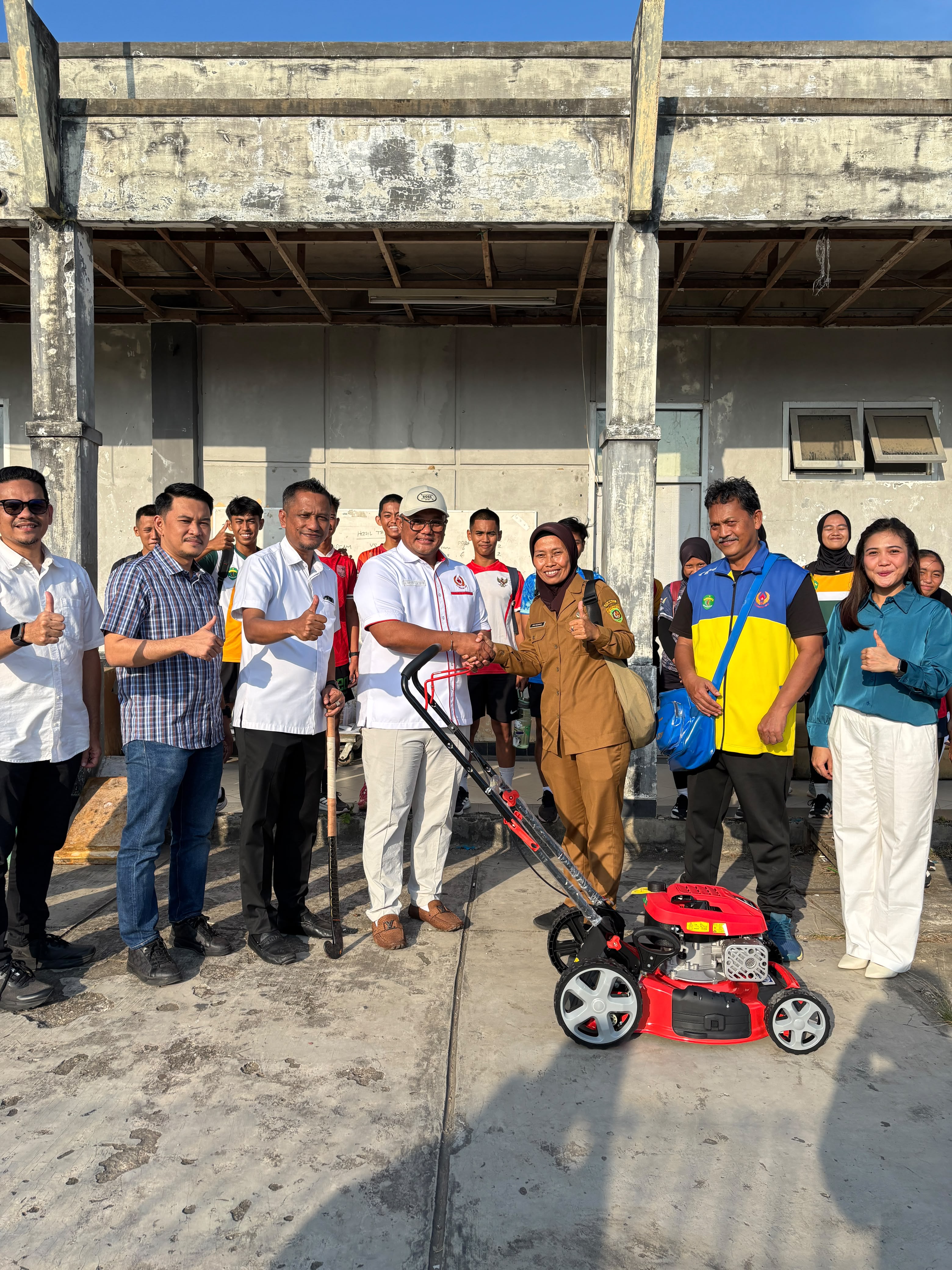 KONI Kaltim Jawab Keluhan Hoki, Beri Bantuan Alat Pemotong Rumput