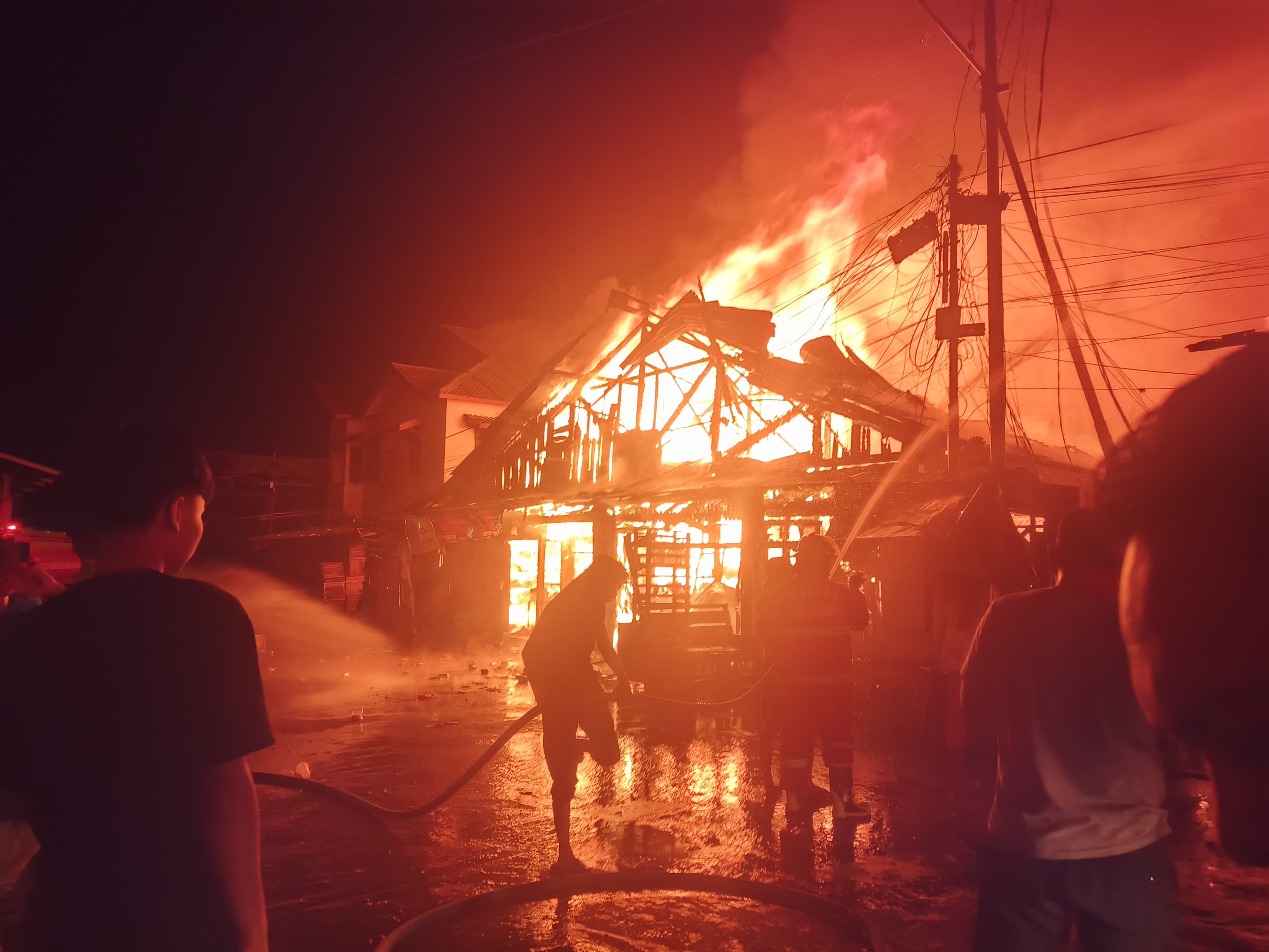 Pasar Segiri Samarinda Membara, 20 Lapak Hangus,  24 Ruko Terdampak