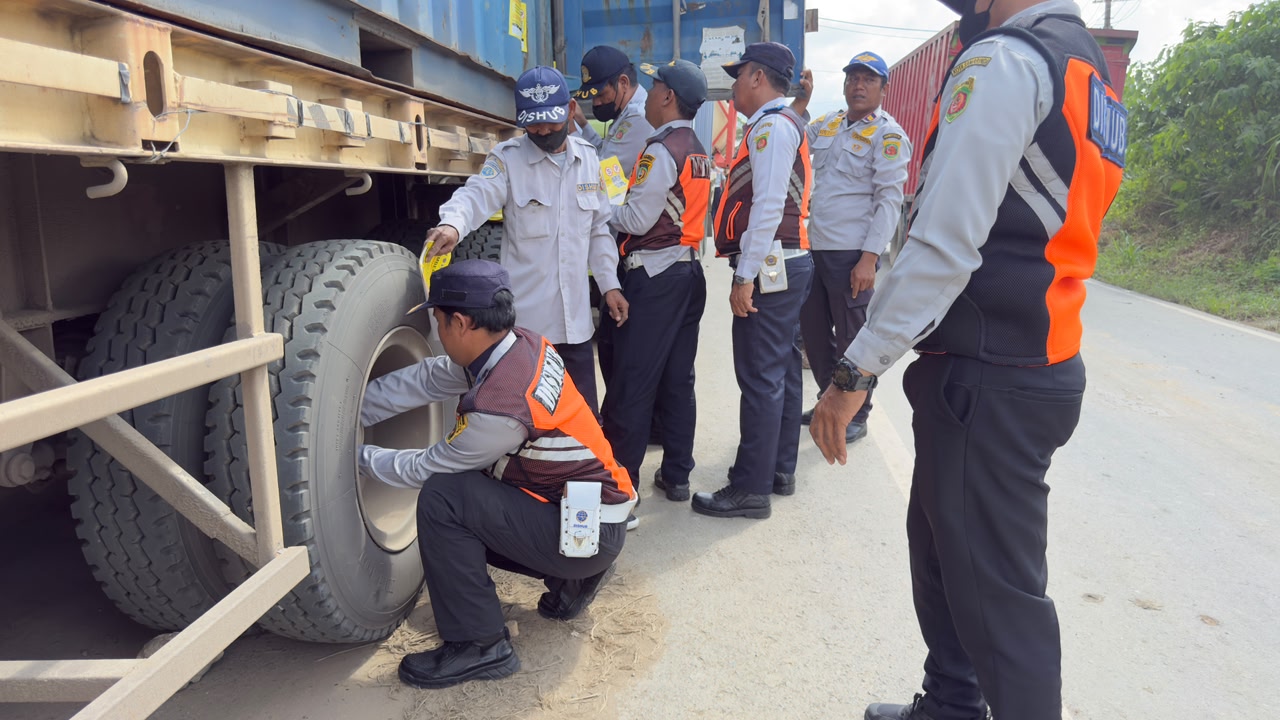 Dishub Samarinda Cabut Pentil Trailer yang Parkir Bukan Pada Tempatnya